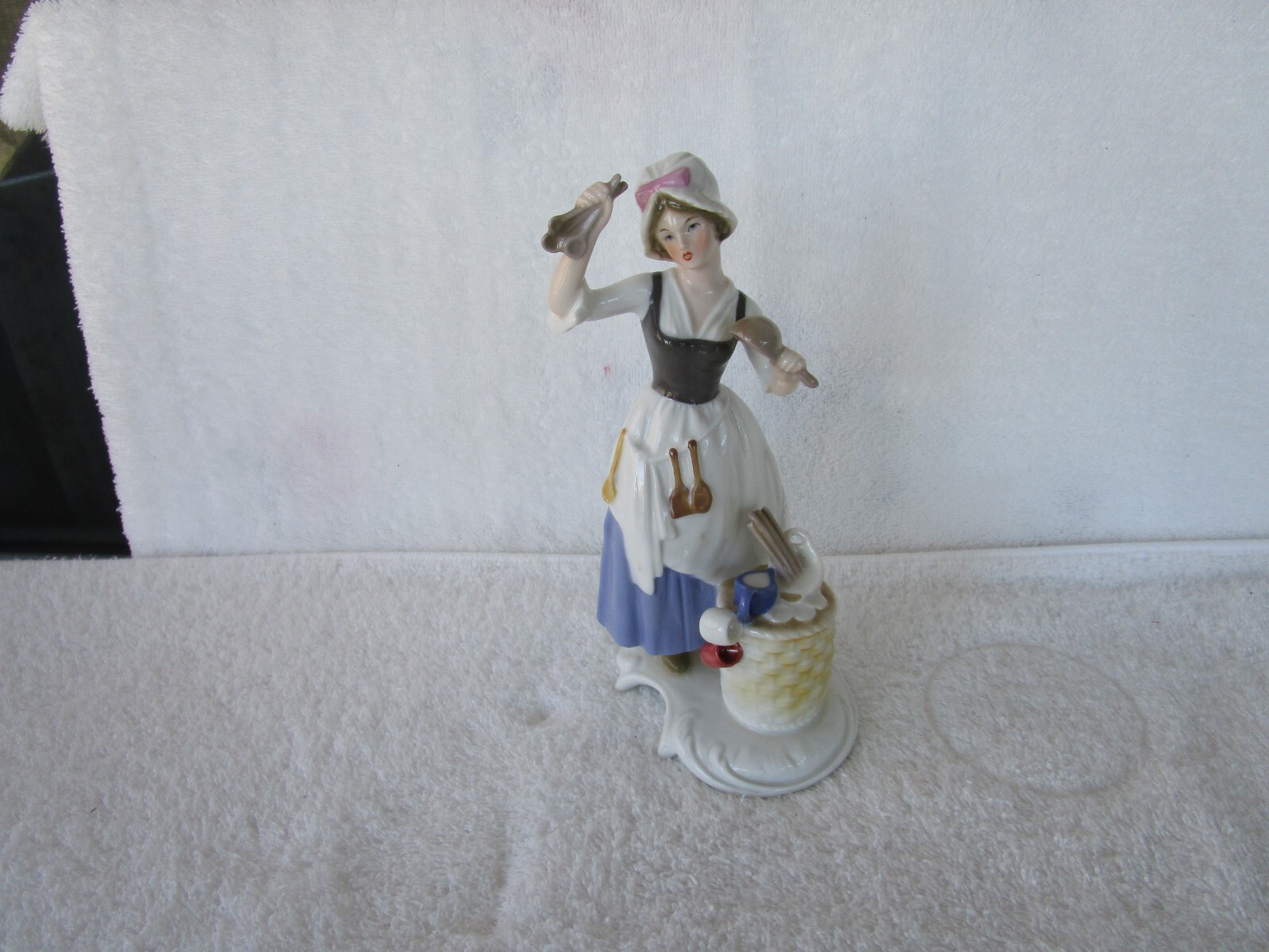 Goebel Lady Porcelain Figurine Female Hawker Colonial Craftsman Series #16 05419