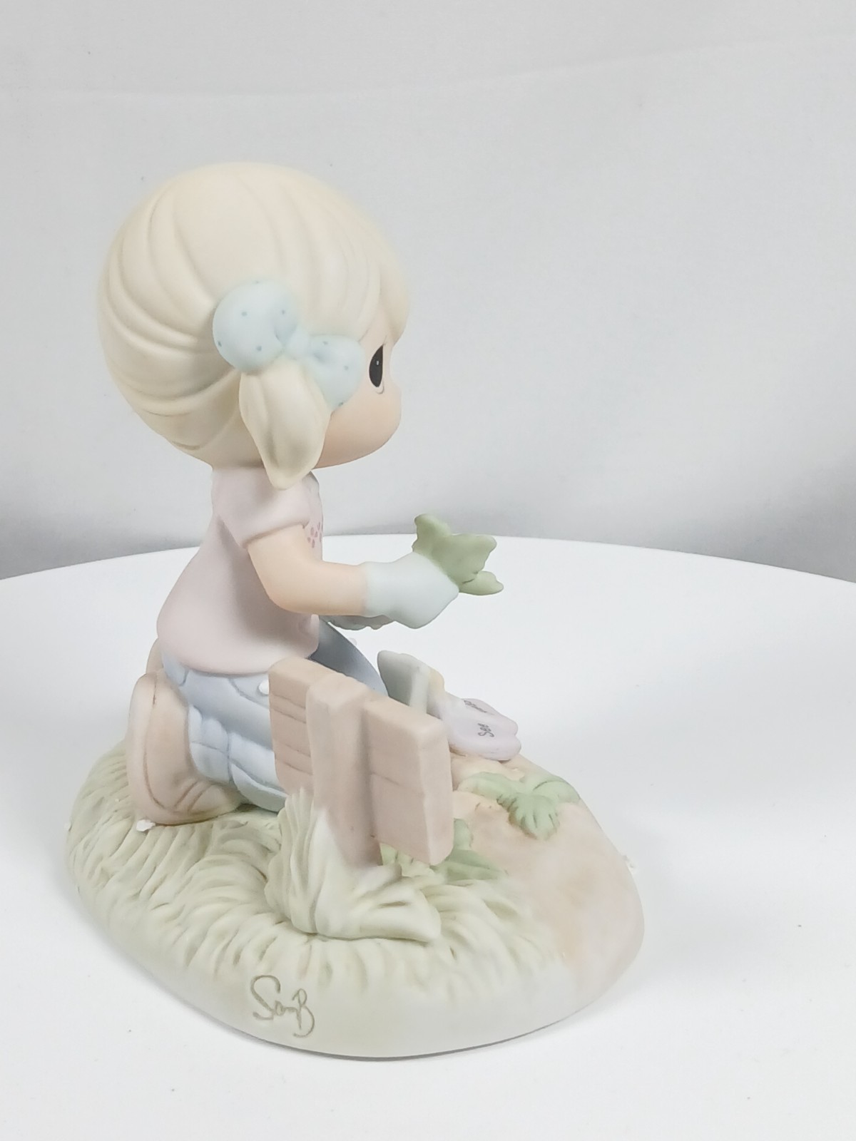 Precious Moments Figurine 2008 Membership – Garden Till Your Hearts Content