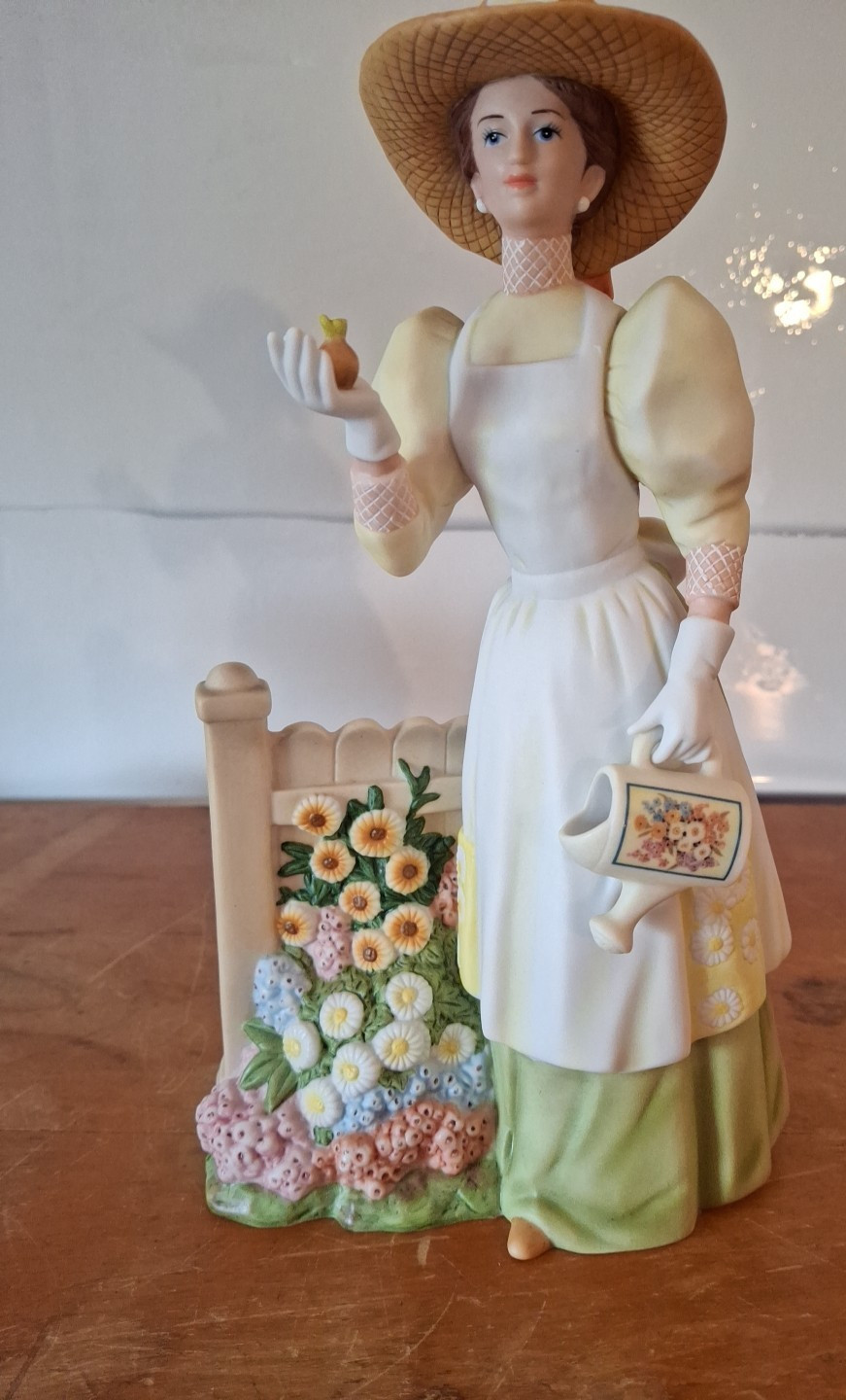 Avon, 2008 President’s Club ALBEE AWARD, Victorian Lady Figurine, 11″ H, w/ Box