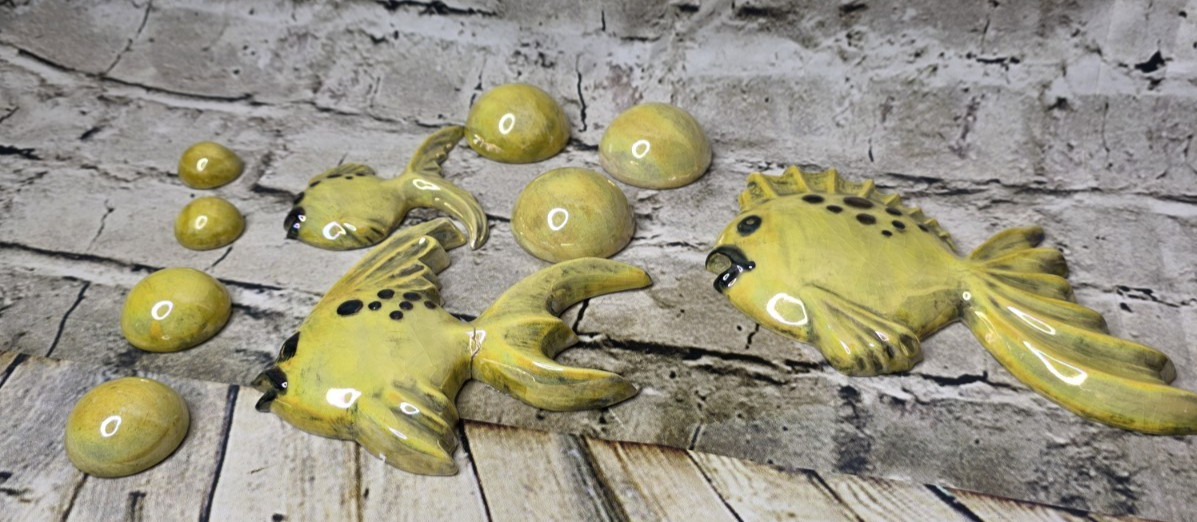 VTG Chalkware Fish Family w Bubbles 10 Pc. Iridescent Green Bathroom 1 REPAIRED
