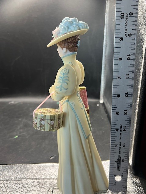 2002 Avon Mrs. Albee Award President’s Club Figurine 10″ Tall Very Good Cond.
