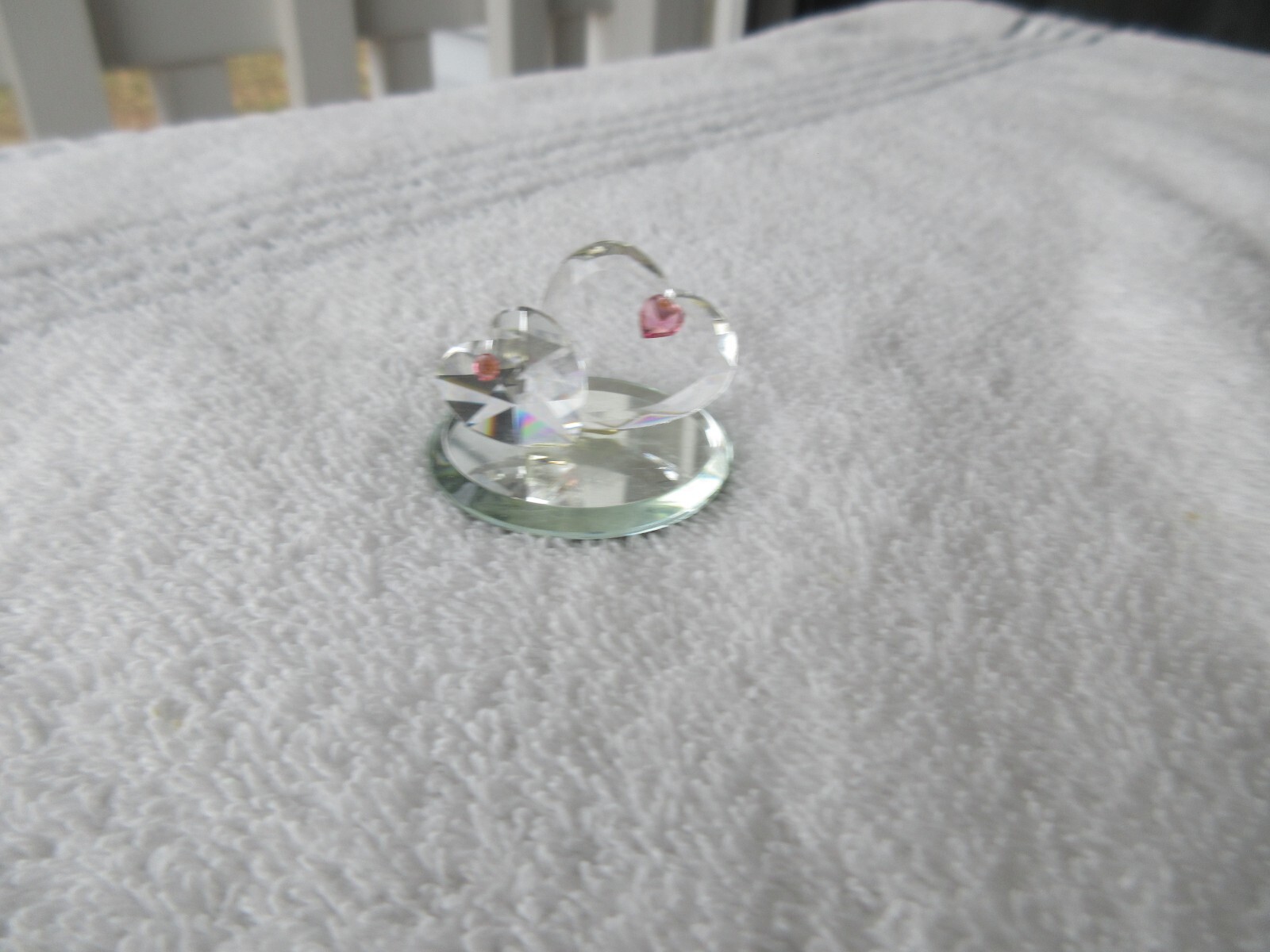 LOVELY~ 2 CLEAR & PINK GLASS LOVE HEARTS WITH MIRROR BASE FIGURINE~~1-3/8″