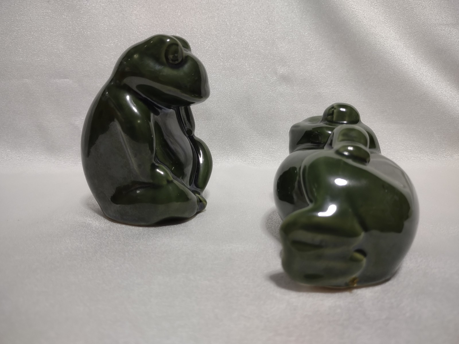 2 Green Frogs Relaxing Ceramic Decoration Figurines Vintage Brazil