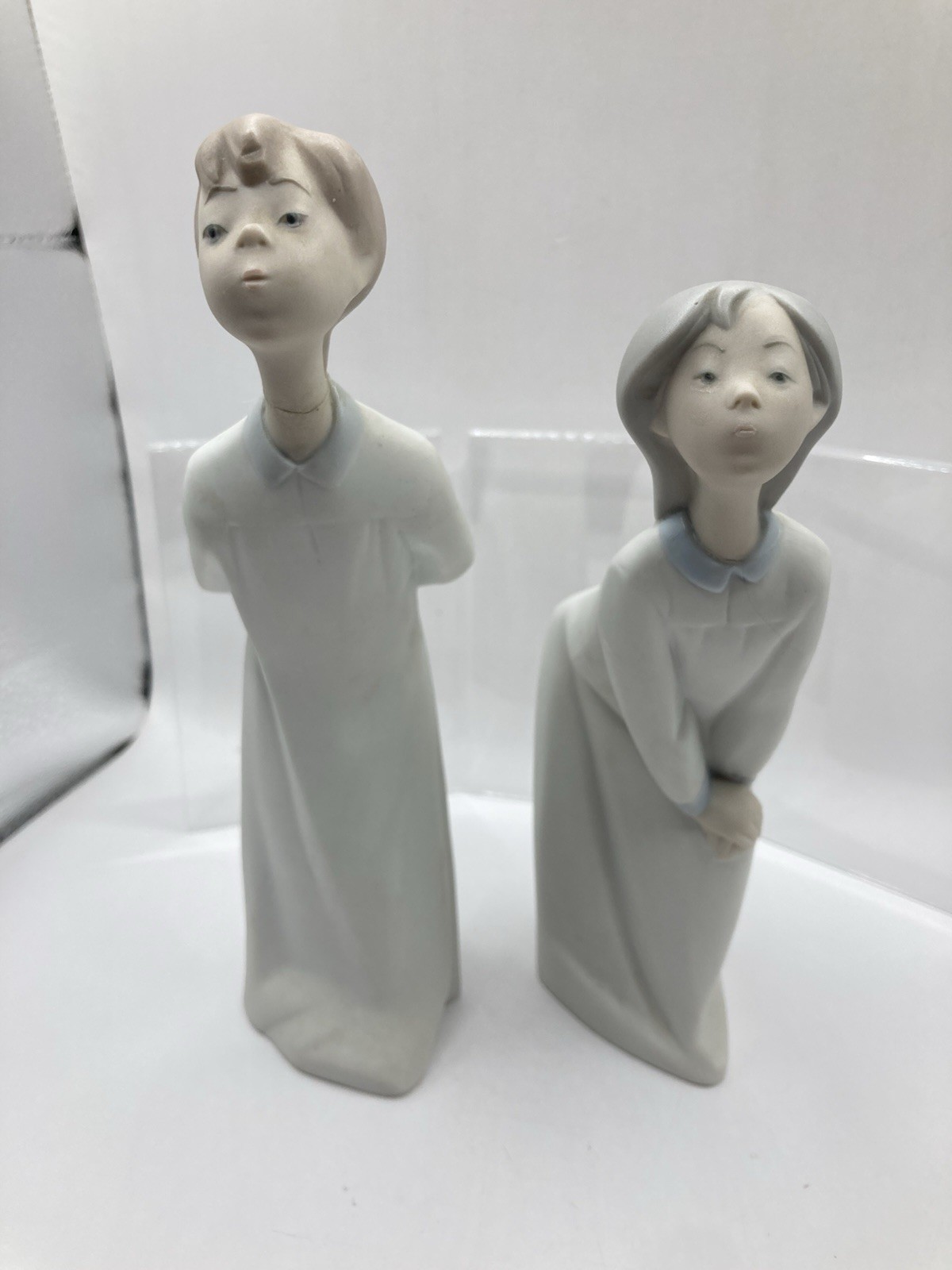 Lladro Porcelain Boy and Girl Kissing Figurines Matte No Box Has Repairs READ
