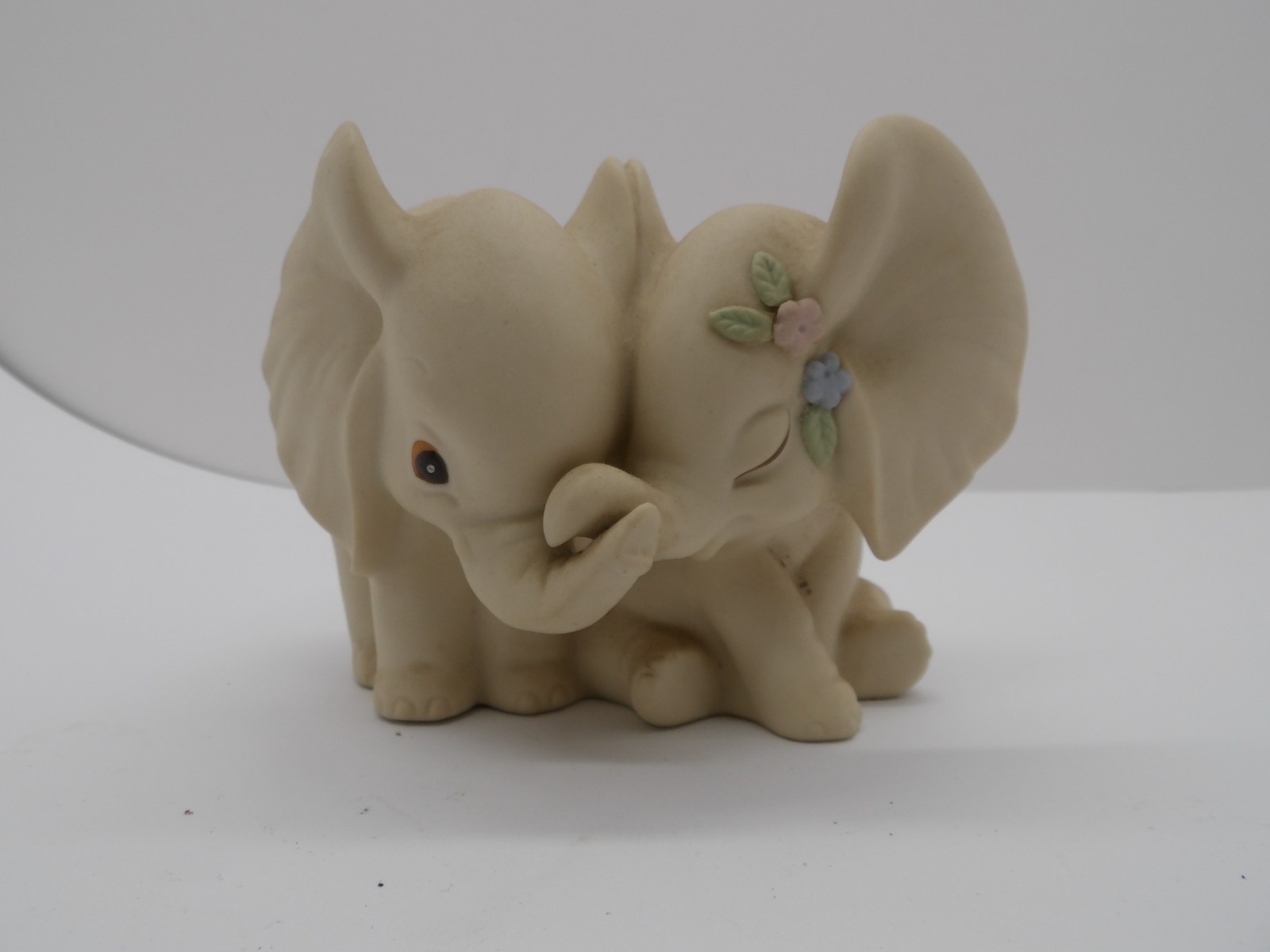 Vtg Homco 1993 Elephants In Love 3-1/4” Tall Porcelain Figurine Trunks Nuzzling