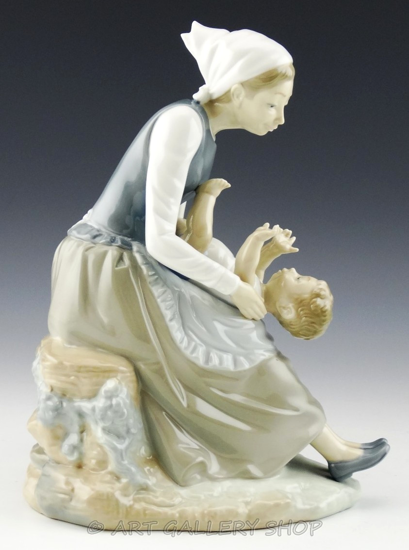Nao Lladro Large Figurine MOTHER AND CHILD PLAYING WITH BABY BOY Retired Mint