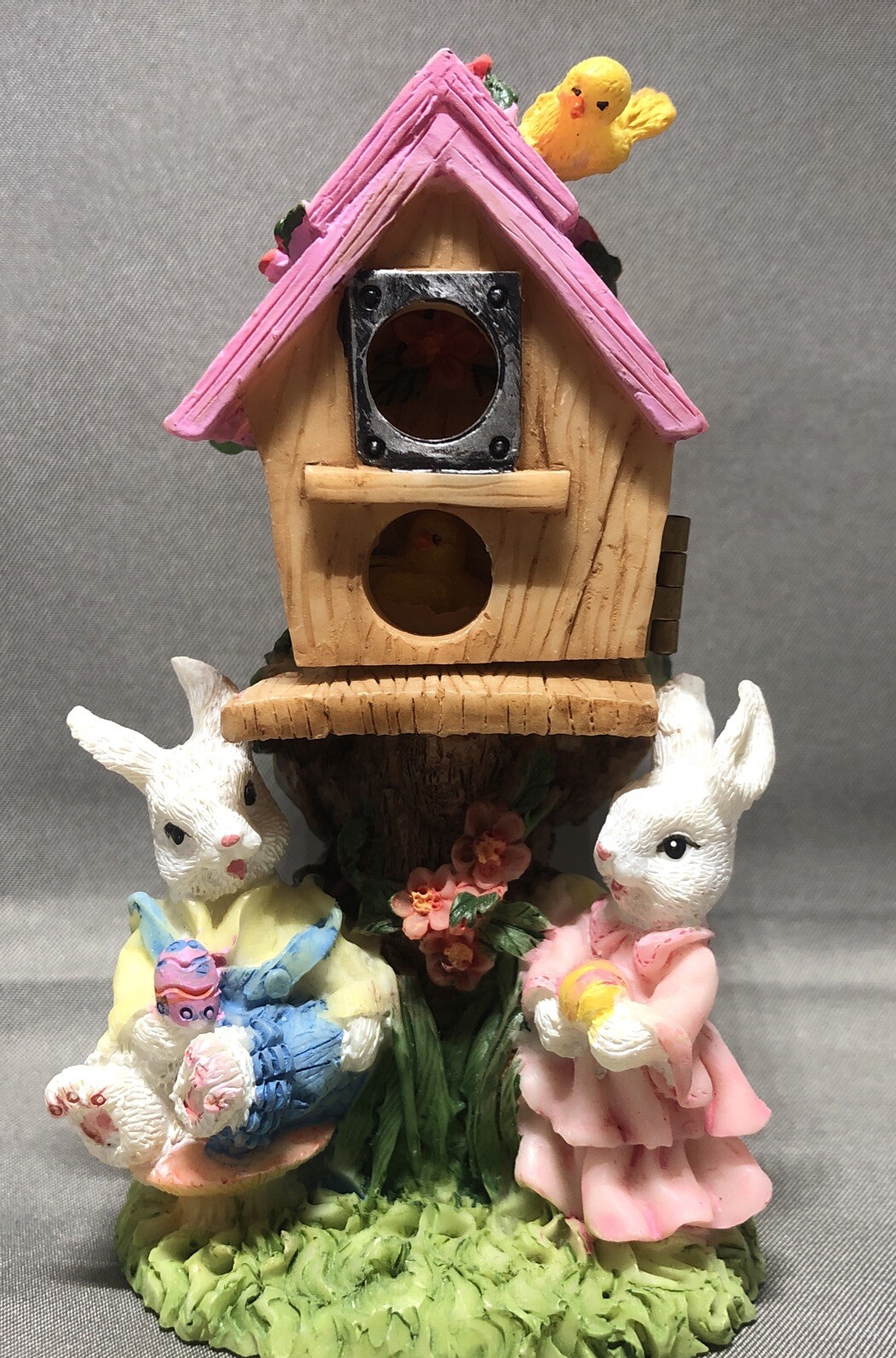 K’s Collection Hinged Bird House with Easter bunnies Holding Eggs Awesome Detail