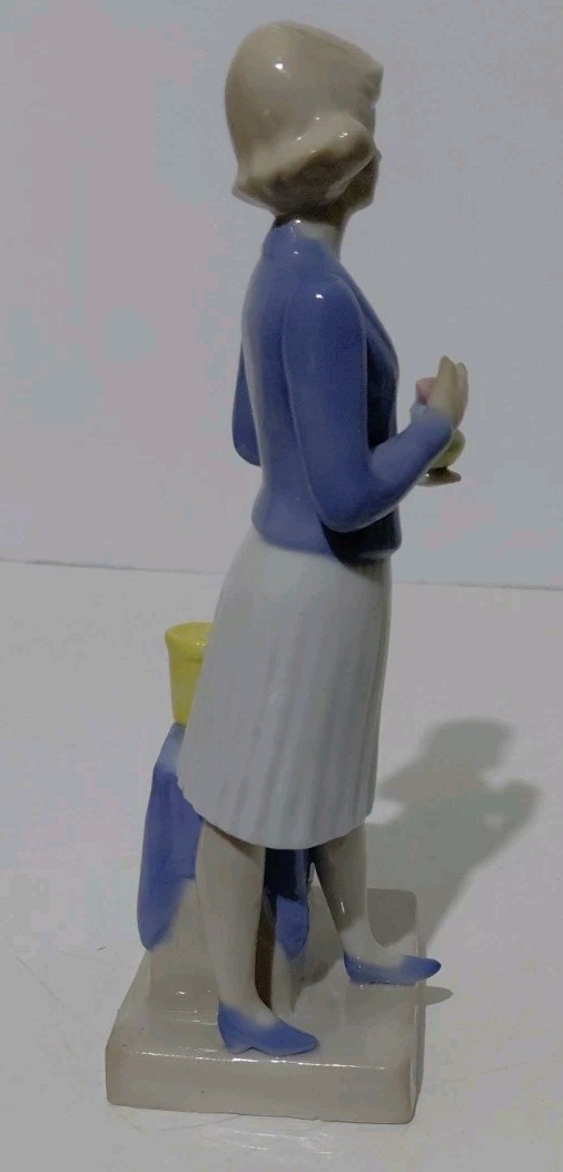 Vintage Suzette Lady Demonstrator Series 1 Tupperware Porcelain Figurine 8.5 IN