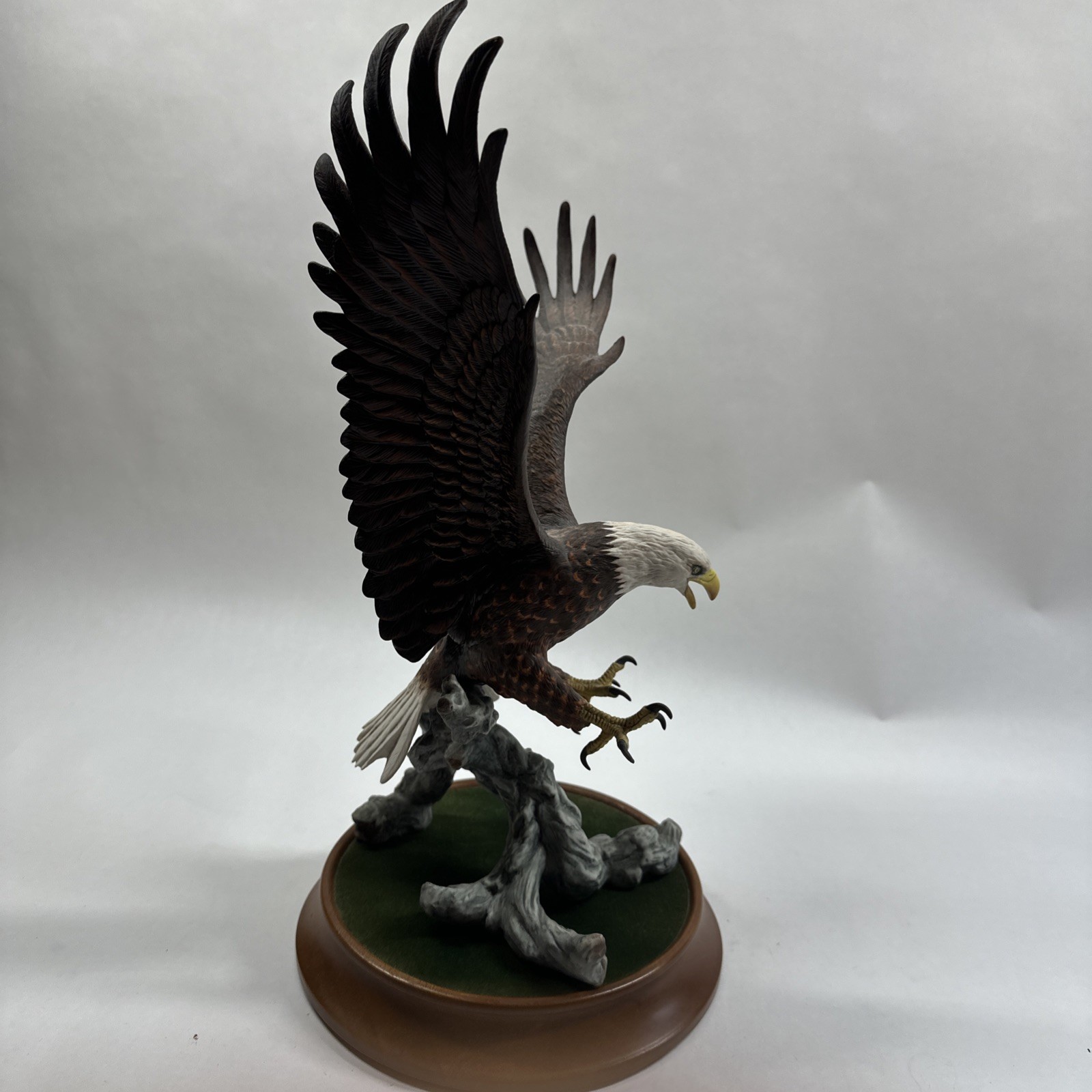 Franklin Mint American Majesty Bald Eagle Porcelain Figurine Van Ruyckevelt 1987