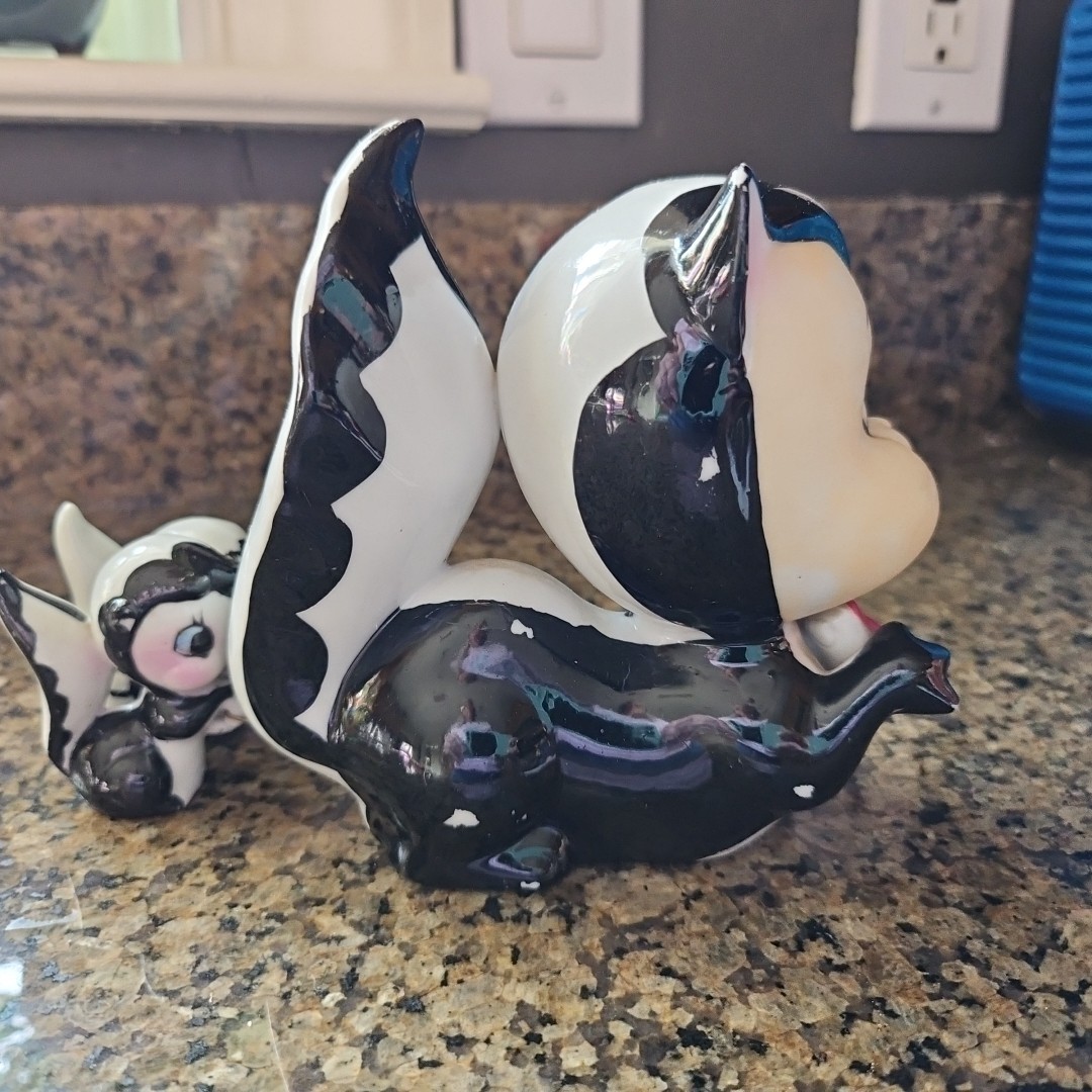 Vintage LARGE Arnart SKUNK Mama & Babies Chains Chained 4.5″ Tall