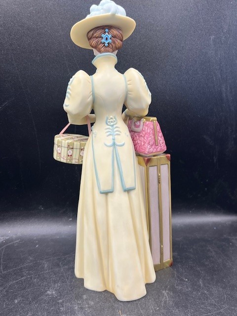2002 Avon Mrs. Albee Award President’s Club Figurine 10″ Tall Very Good Cond.
