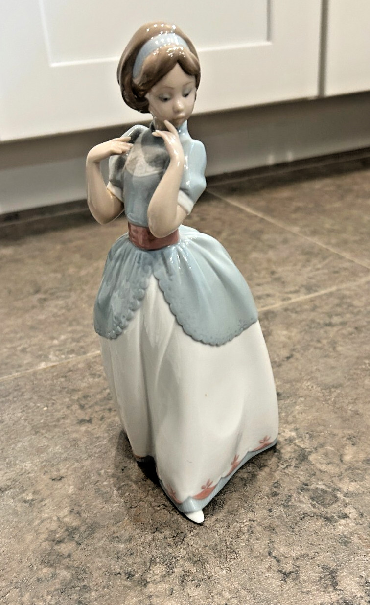 Lladro Figurine, Girl “A Proper Pose #6755 – 9 1/4” Tall – Excellent NO BOX