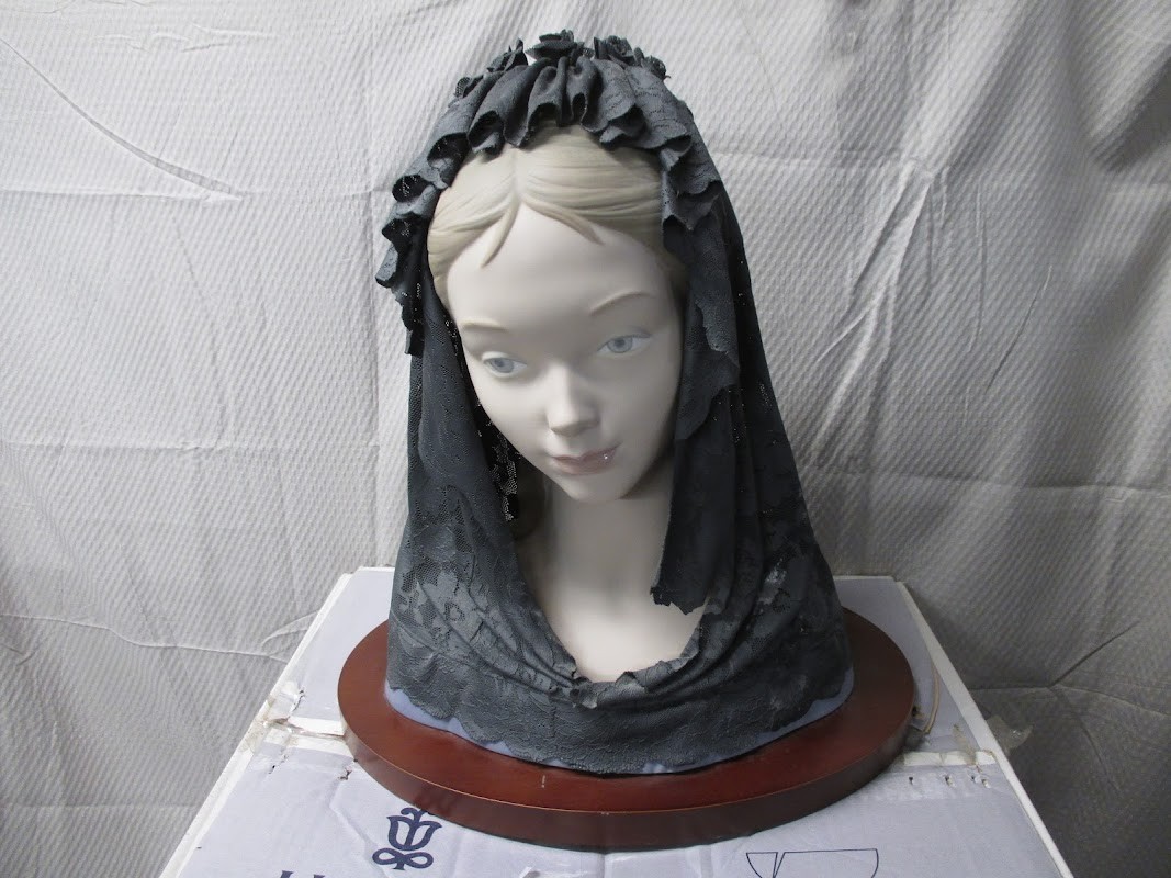 Lladro 11538 Romantic Bust with Black Veil Sculpture