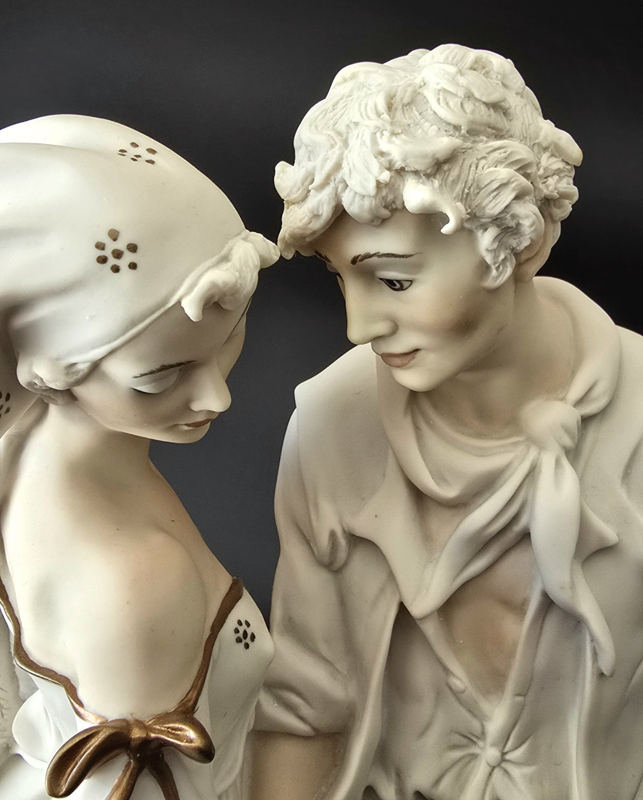 Giuseppe Armani Couple ENCOUNTERING Signed Florence Figurine 14″ ** LOCAL PICKUP