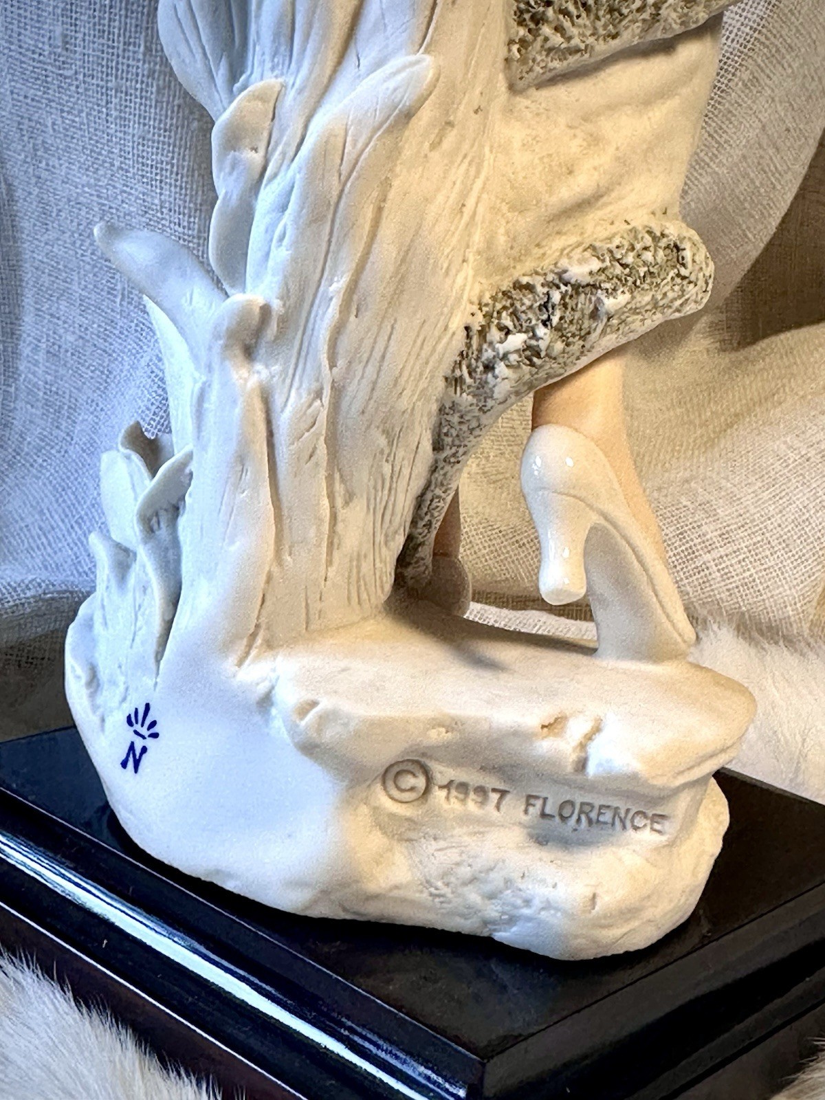 Giuseppe Armani Capodimonte Holly Figurine 0191F Sculpture Florence Italy Statue