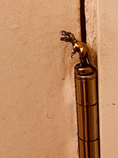 One Dinosaur hinge head, door pet figurine