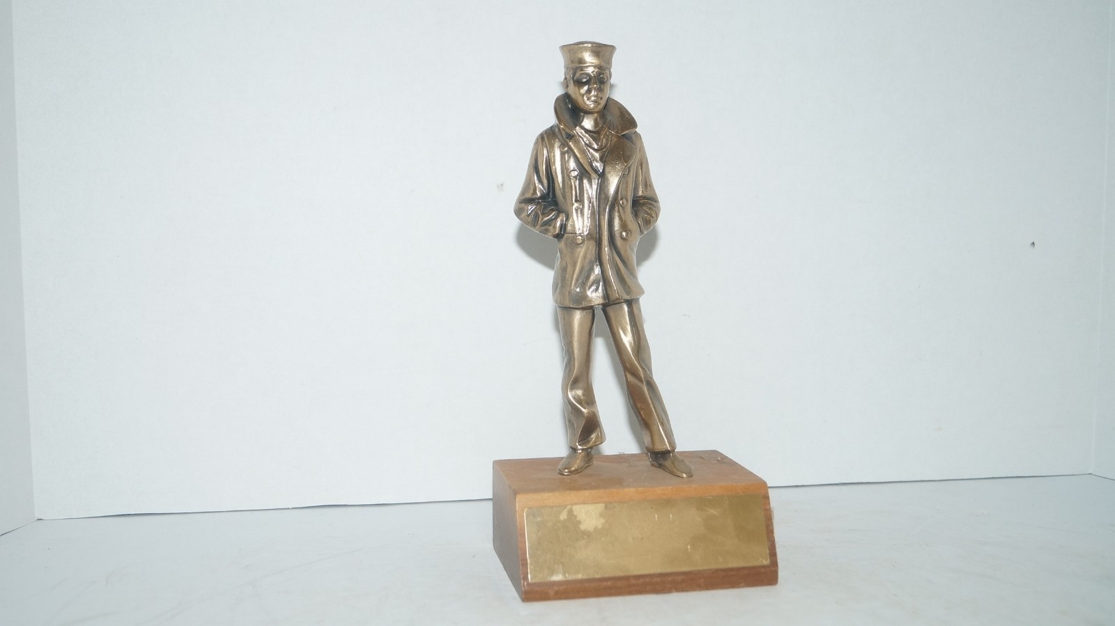 VINTAGE 9.5″ TALL U.S. NAVY SAILOR CAST BRONZE METAL TROPHY FIGURINE SCULPTURE