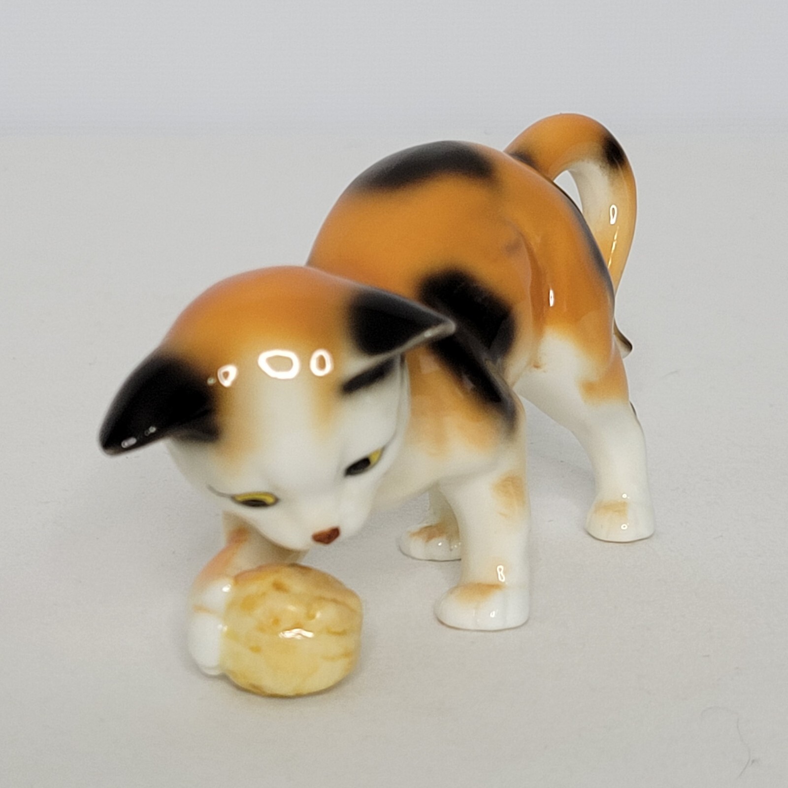 Danbury Mint Porcelain Cats of Character Nuts in May Figurine 3″ x 2″
