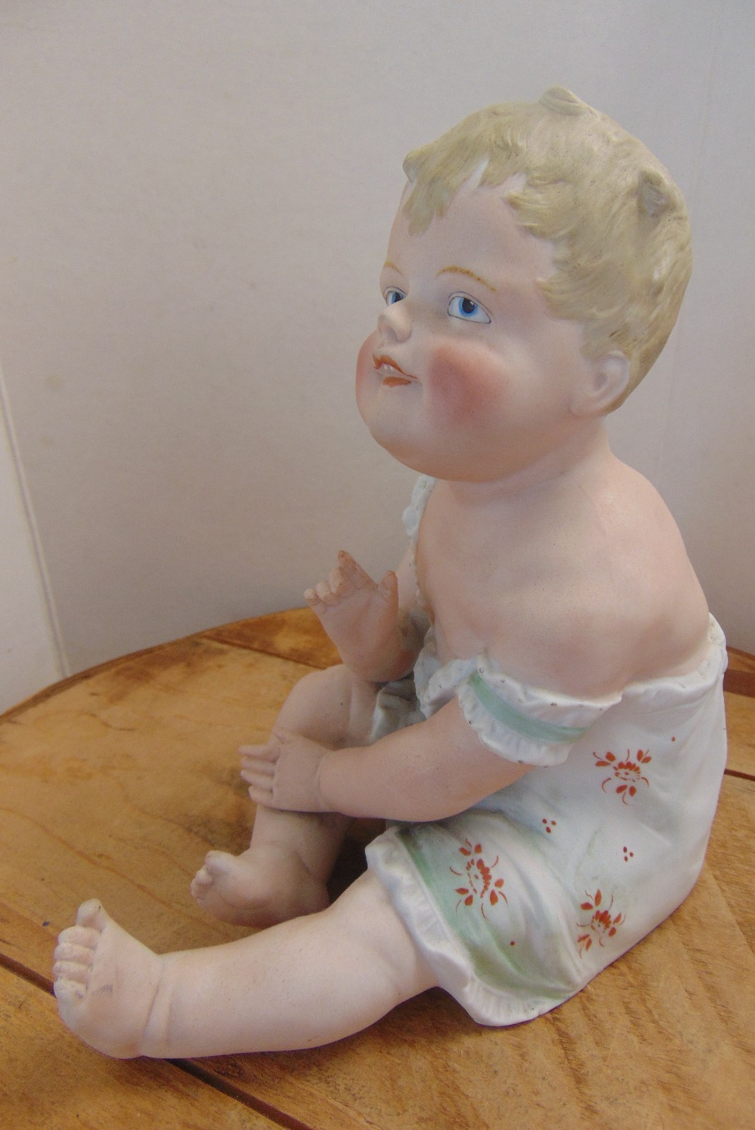 Vtg Ceramic Sitting Piano Baby Figurine w/ Blonde Hair, Blue Eyes Height: 8″
