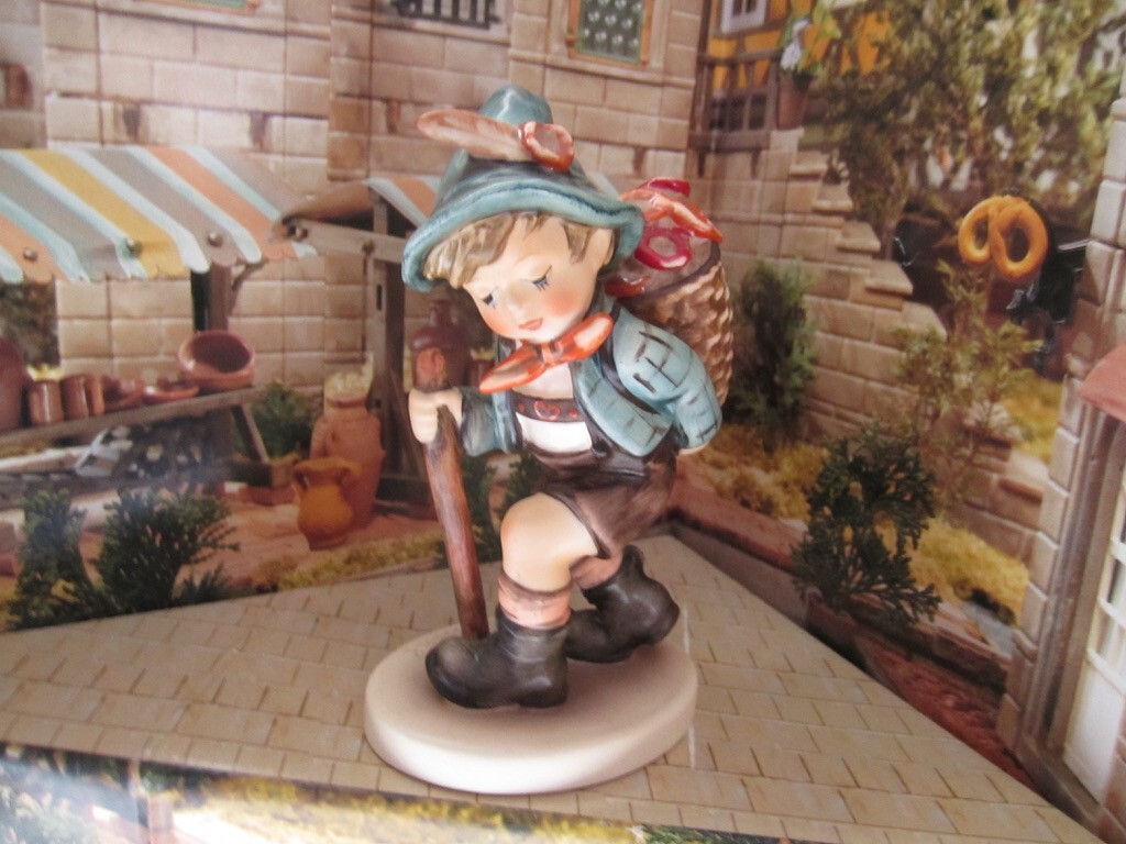 Goebel Hummel “FLOWER VENDOR” #381 5.25″ tall TMK6 W.Germany Excellent Shape