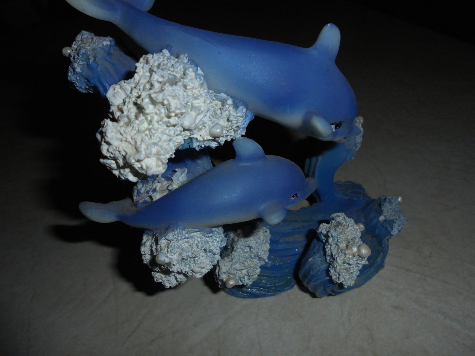 RESIN TWO DOLPHINS ON GLITTERED WAVES HOLDS A CLEAR MIRROR 8 IN TALL 5 1/2 IN W