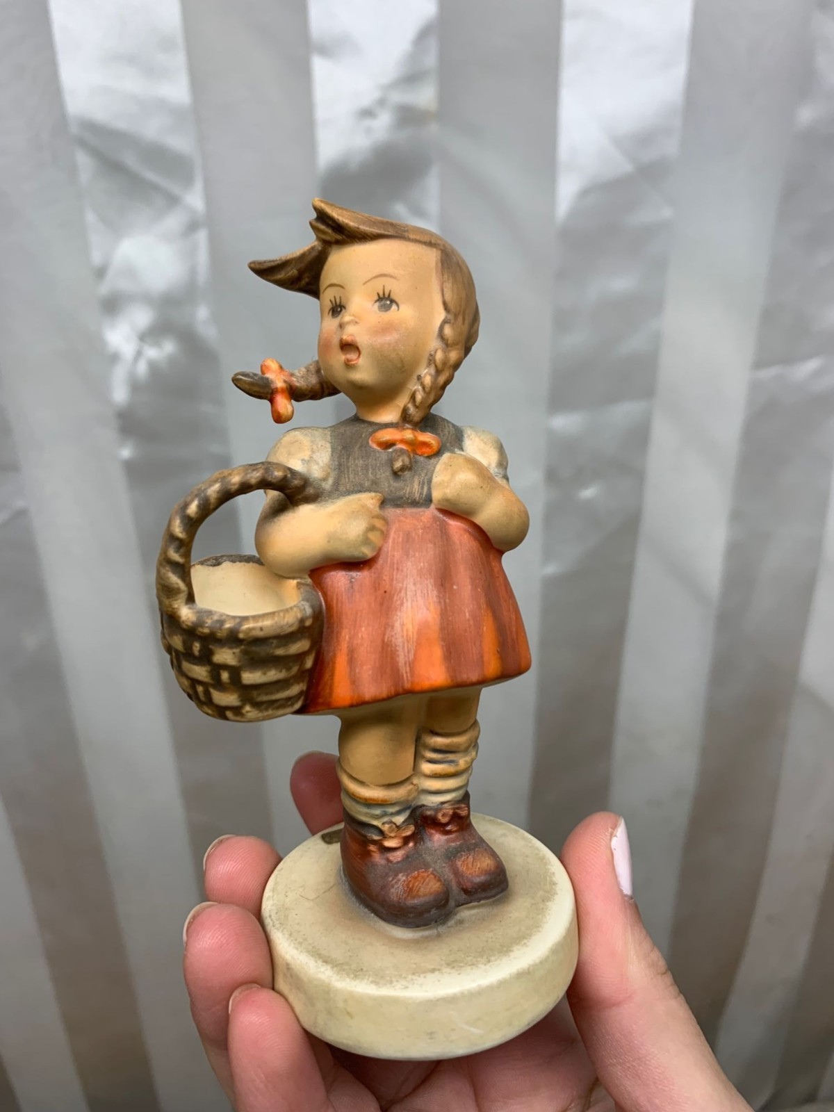 VTG Goebel Hummel Hand Painted Figurine “Little Shopper” TMK-2 1950-1959 Germany