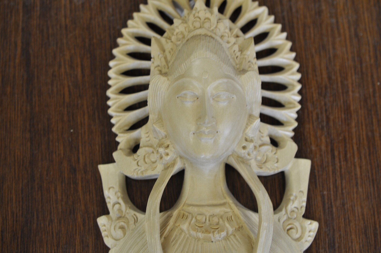 Beautiful Unique Hand Carved Handmade Wooden Queen 9 X 5 X 3 In