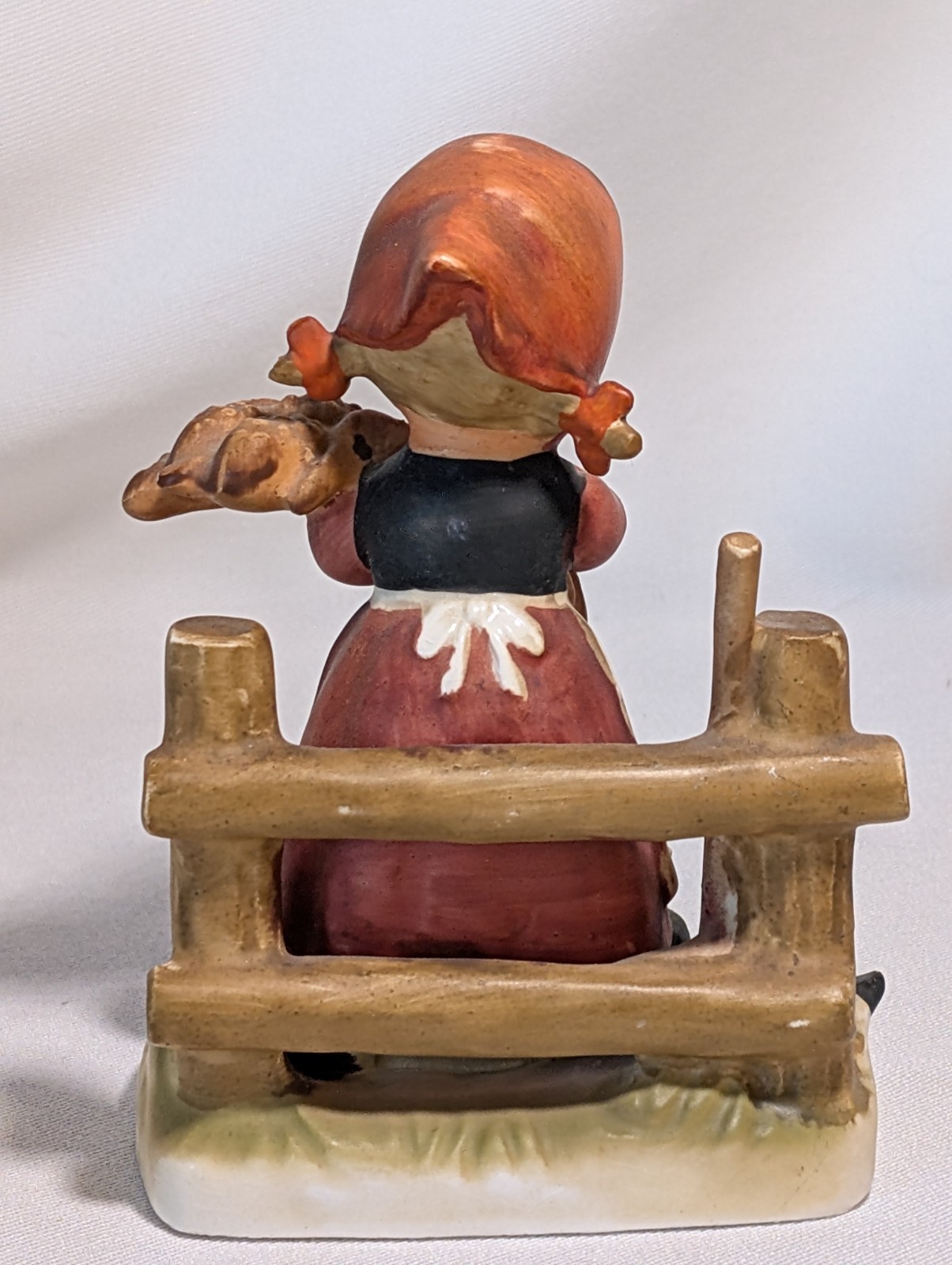 Vntg erich stauffer figurine girl holding wheat with chickens # 8213 collectible
