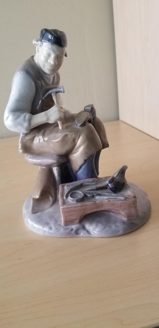 Vintage Bing & Grondahl shoemaker figurine #2228 Denmark – Designer Axel Locher