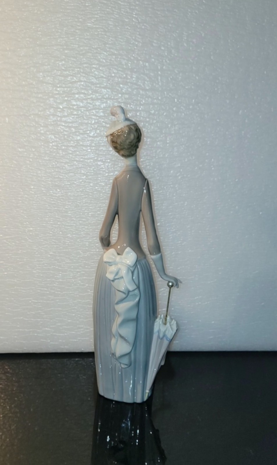 VINTAGE LLADRO SIGNED FIGURINE LADY WITH DOG AND UMBRELLA IN HAND 15″ HIGH