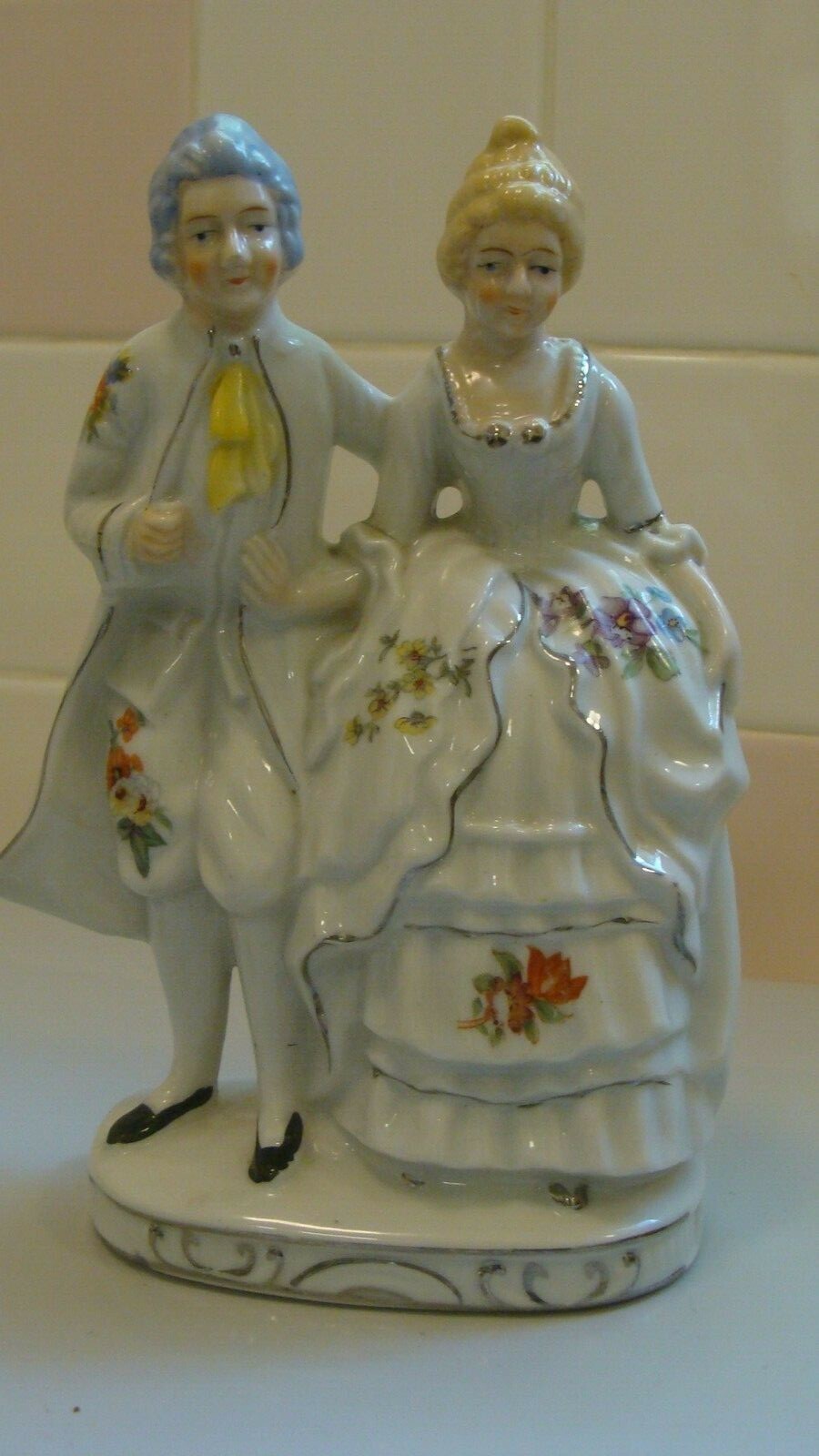 Vintage Ceramic/Porcelain Victorian Couple Figurine 4.9″ x 2.4″ and 7.1″ tall