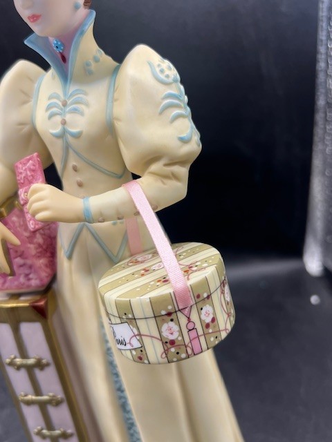 2002 Avon Mrs. Albee Award President’s Club Figurine 10″ Tall Very Good Cond.