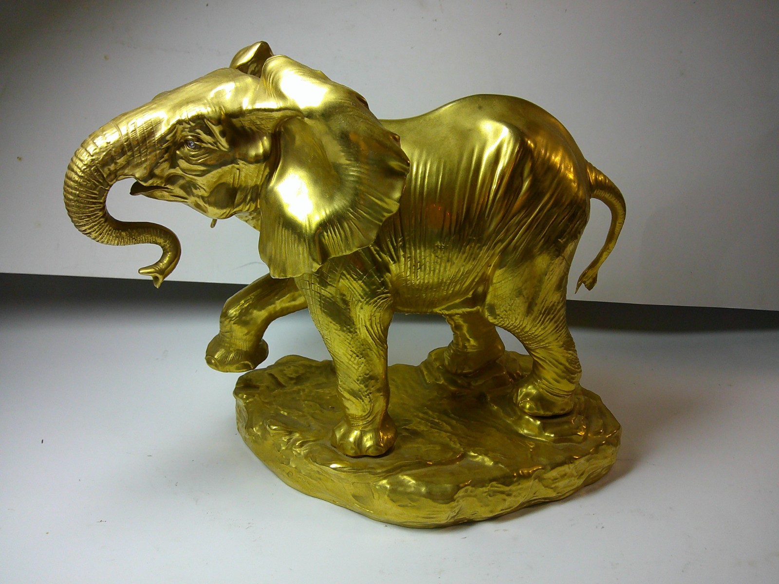 VINTAGE BOEHM ELEPHANT 400 COLLECTION PAINTED IN GOLD 24K WITH DIAMOND EYES