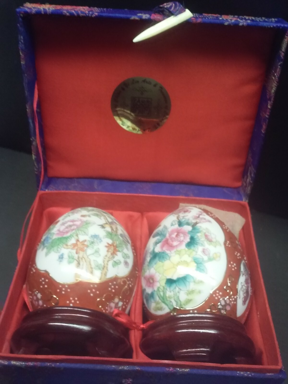 YI LIN ARTS AND TREASURES OF CHINA PORCELAIN HAND PAINTED EGGS WITH STANDS