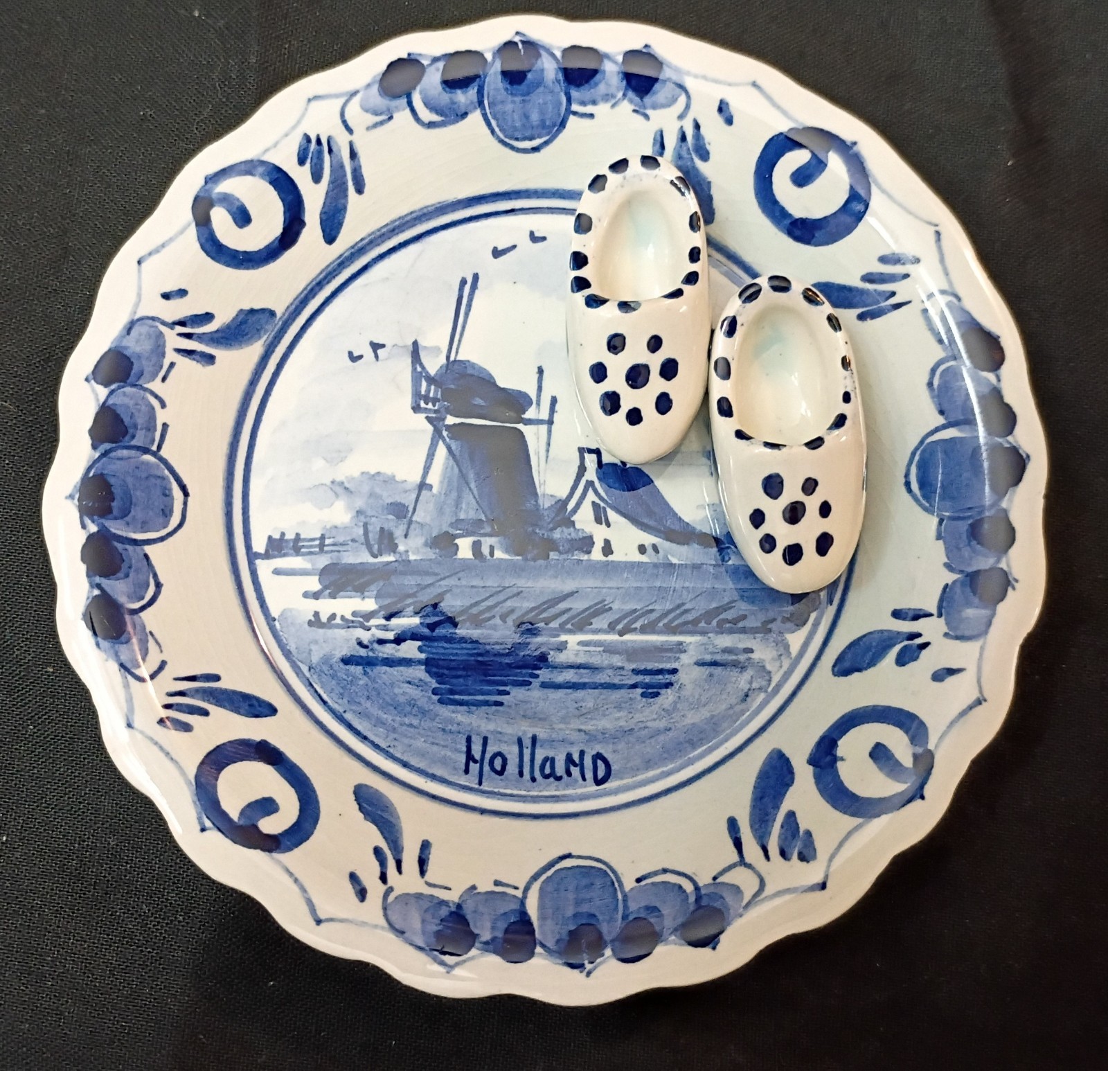 Vintage Delfts Blue Hand Painted 4″ Miniature Plate w/ Clogs – Made in Holland