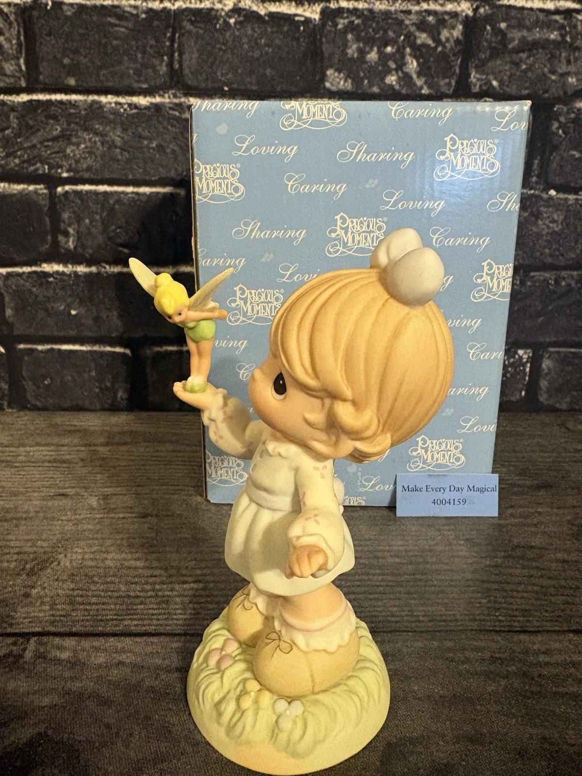 PRECIOUS MOMENTS DISNEY SHOWCASE 4004149 “MAKE EVERYDAY MAGICAL” 2005 PORCELAIN