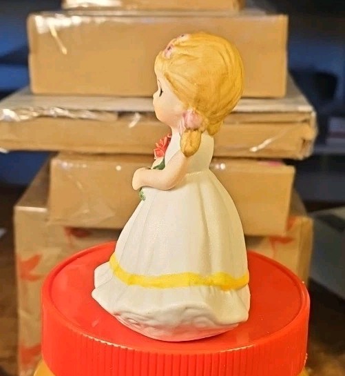 GEORGE GOOD CORPORATION CERAMIC GIRL IN WHITE DRESS WITH BOUQUET 3.5″ FIGURINE