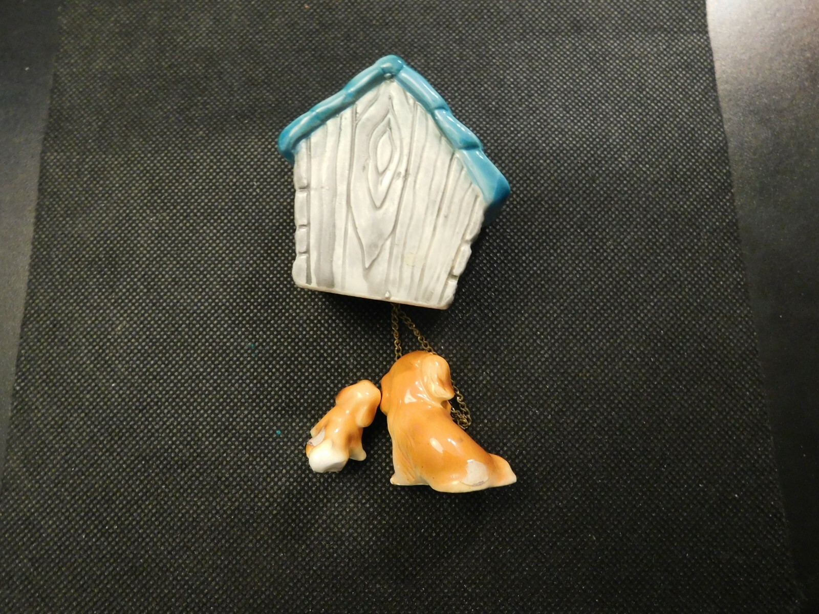 Dog House And Two Dogs Figurines- Very Nice- e1310xtt