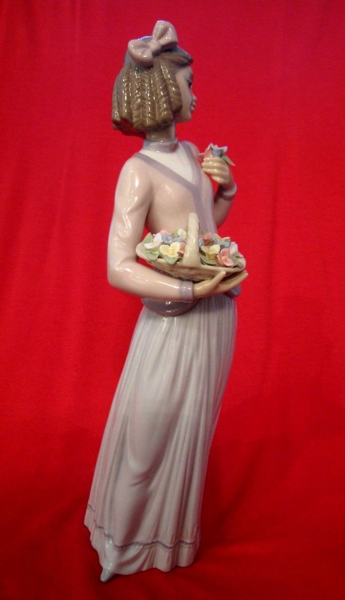 LLADRO INNOCENCE IN BLOOM #7644 GIRL WITH FLOWERS 1996 COLLECTORS SOCIETY IN BOX