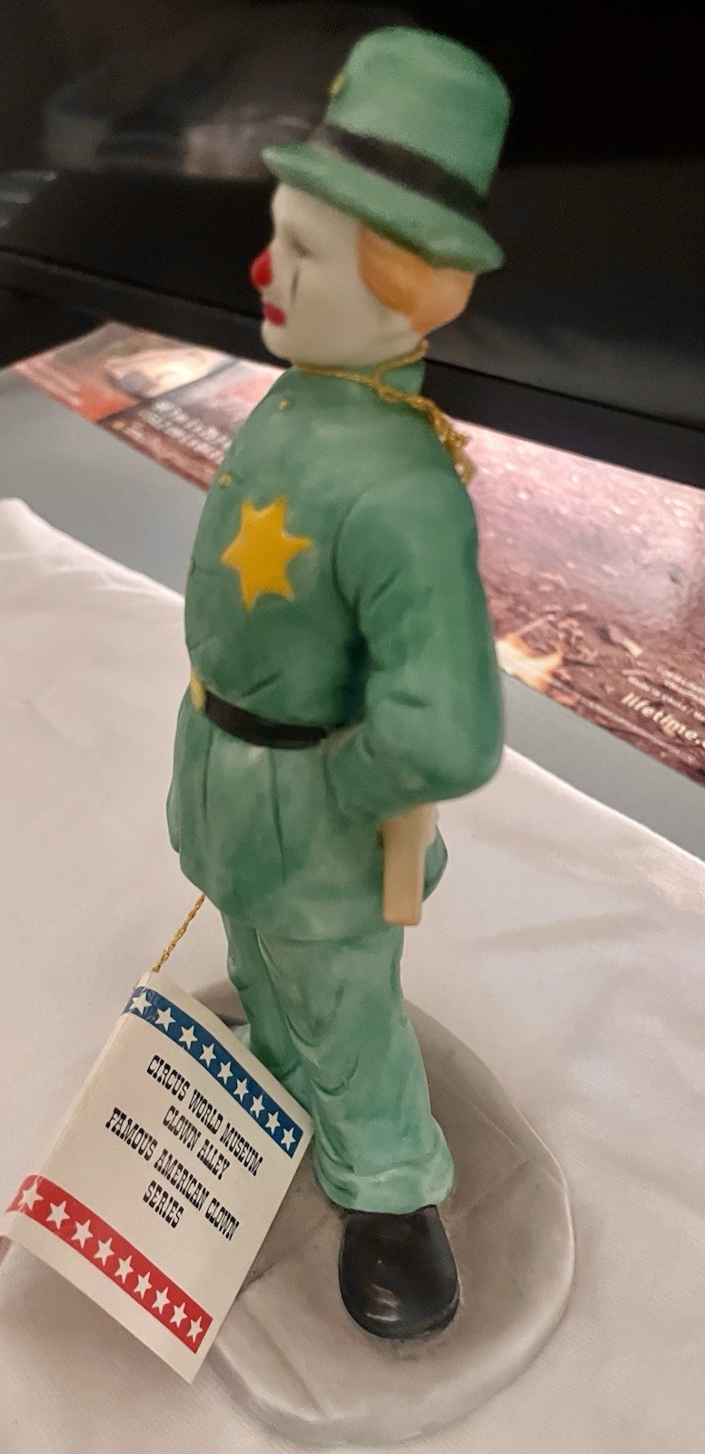 FLAMBRO 1985 CIRCUS WORLD MUSEUM Clown Alley KEYSTONE COP Porcelain FIGURINE 8½”