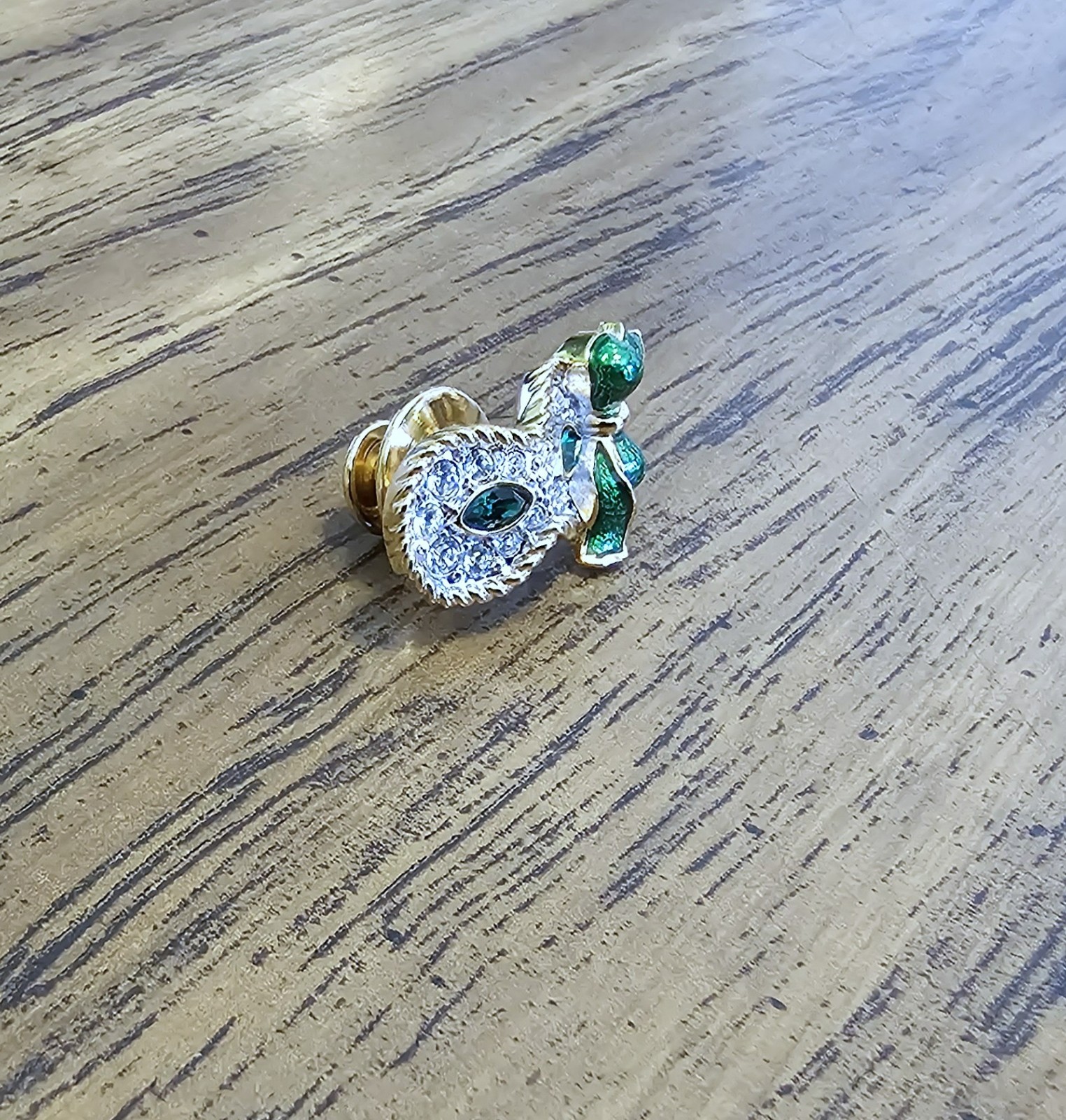 🎭 Swarovski Crystal 2001 SCS Harlequin Masquerade Mask Pin, Green Eyes / Enamel