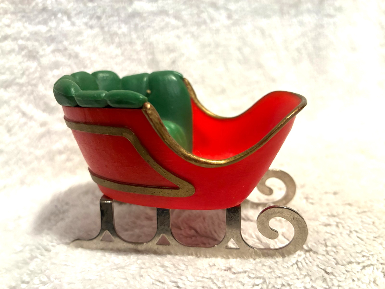 Hallmark Merry Miniatures Santa’s Sleigh 1980 2″ T x 2 7/8″ x 1 3/4″ Hong Kong