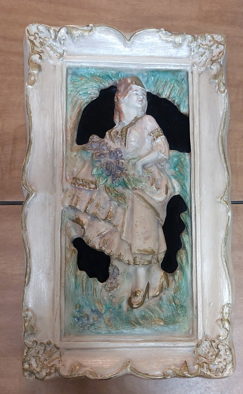 Vintage Mid-Century Colonial Lady Chalkware Plaster Wall Plaque Decor