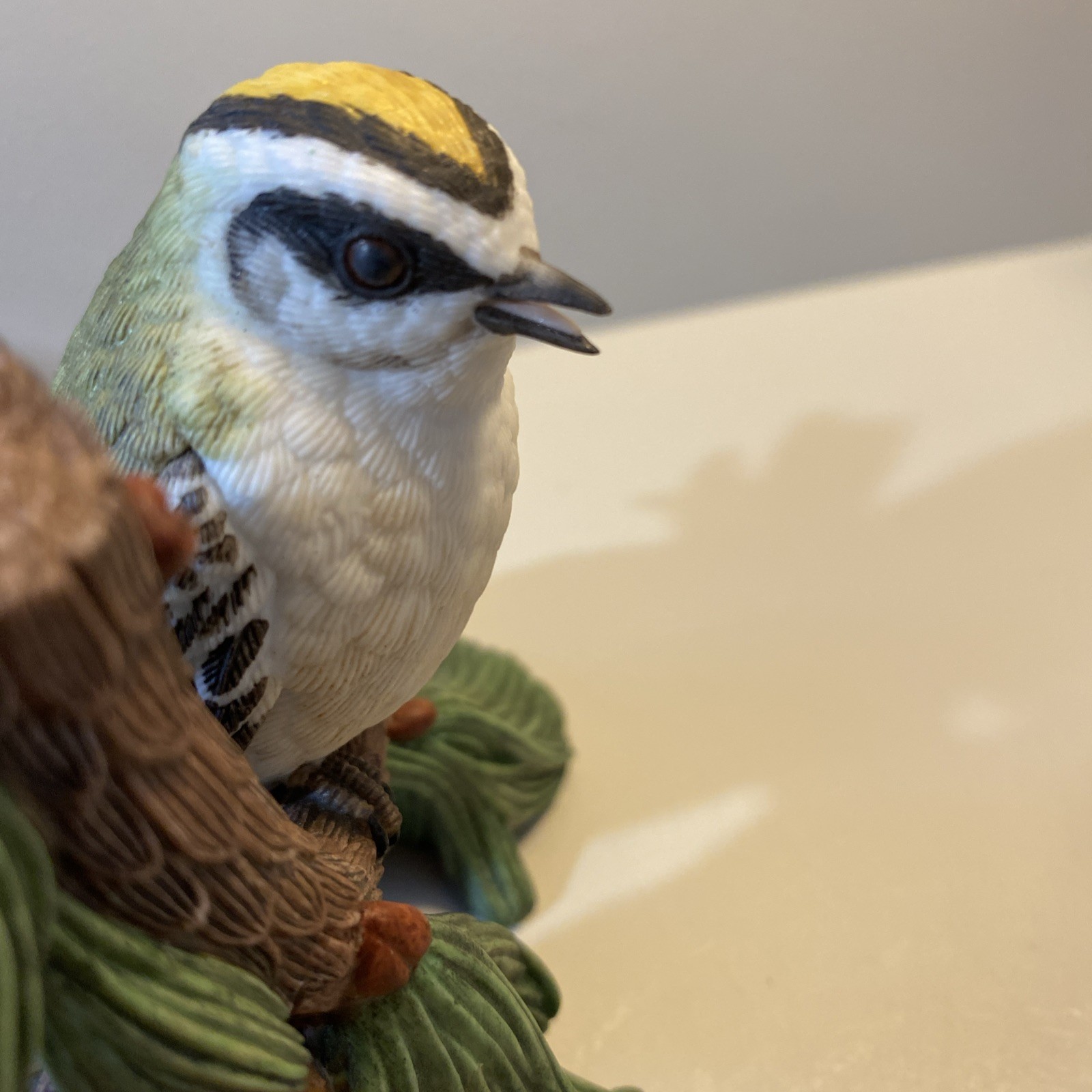 Lenox Garden Birds Figurines Female Kinglet 1995 Taiwan Pinecone Branch