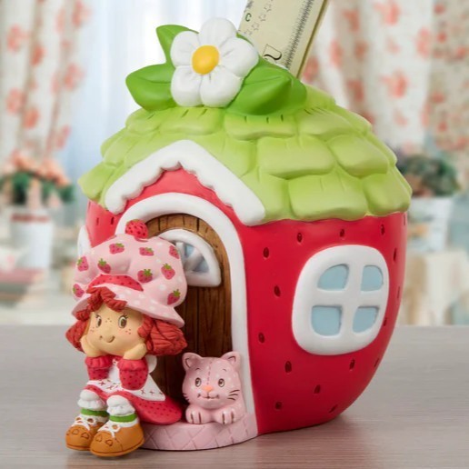 ❦ New PRECIOUS MOMENTS Figurine STRAWBERRY SHORTCAKE Custard Cat House Bank Pink