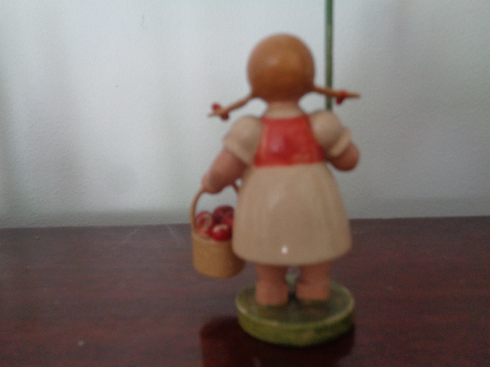 3″ VINTAGE WENDT & KUHN “GIRL WITH AUTUMN TWIG” – CIRCA 1930.