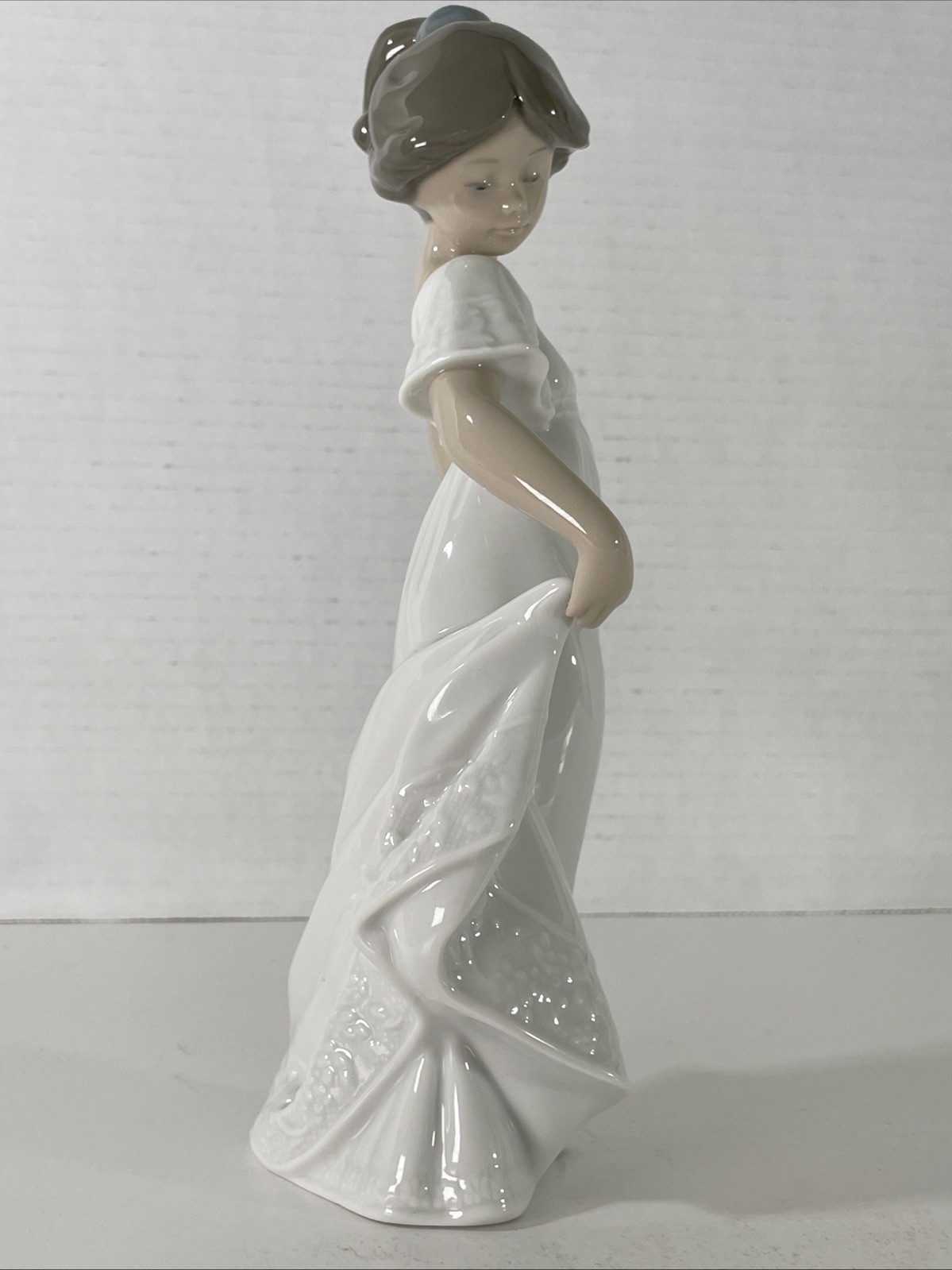 Vtg Lladro NAO Collectable Figurine – How Pretty – D 1110 Spain 1989