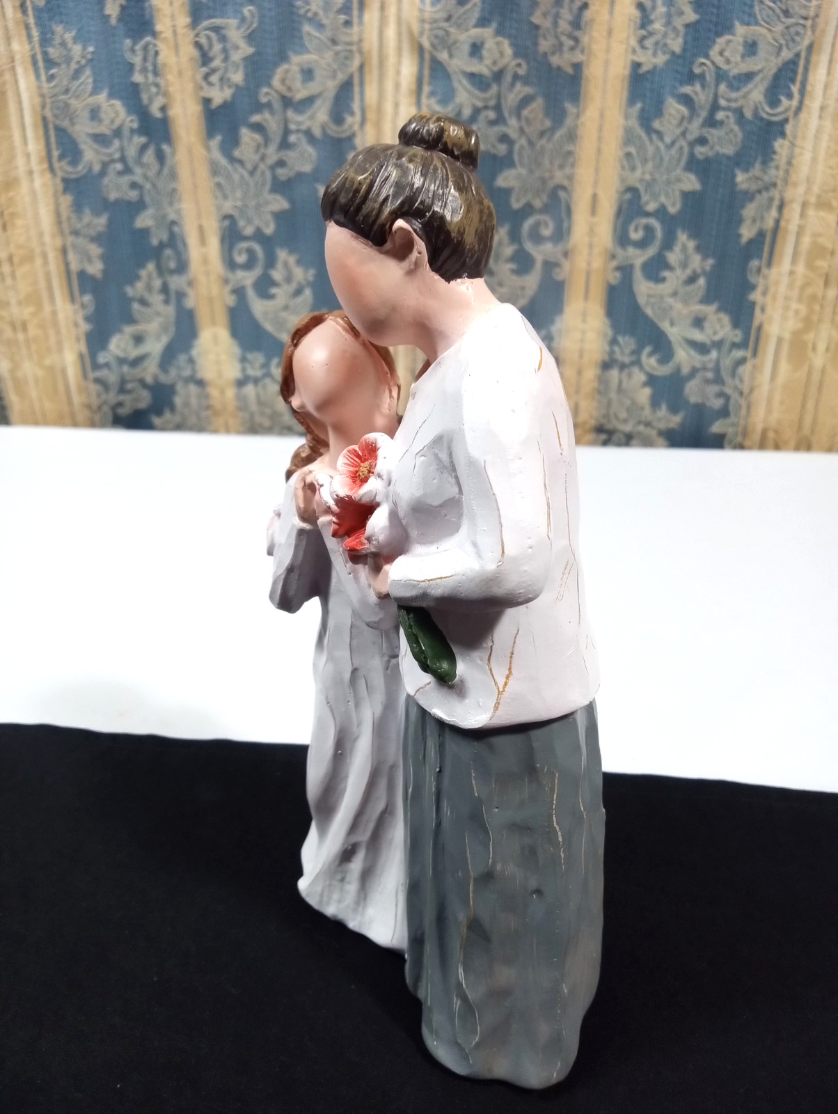 ButiLiveen Grandma & Grand Daughter Figurine
