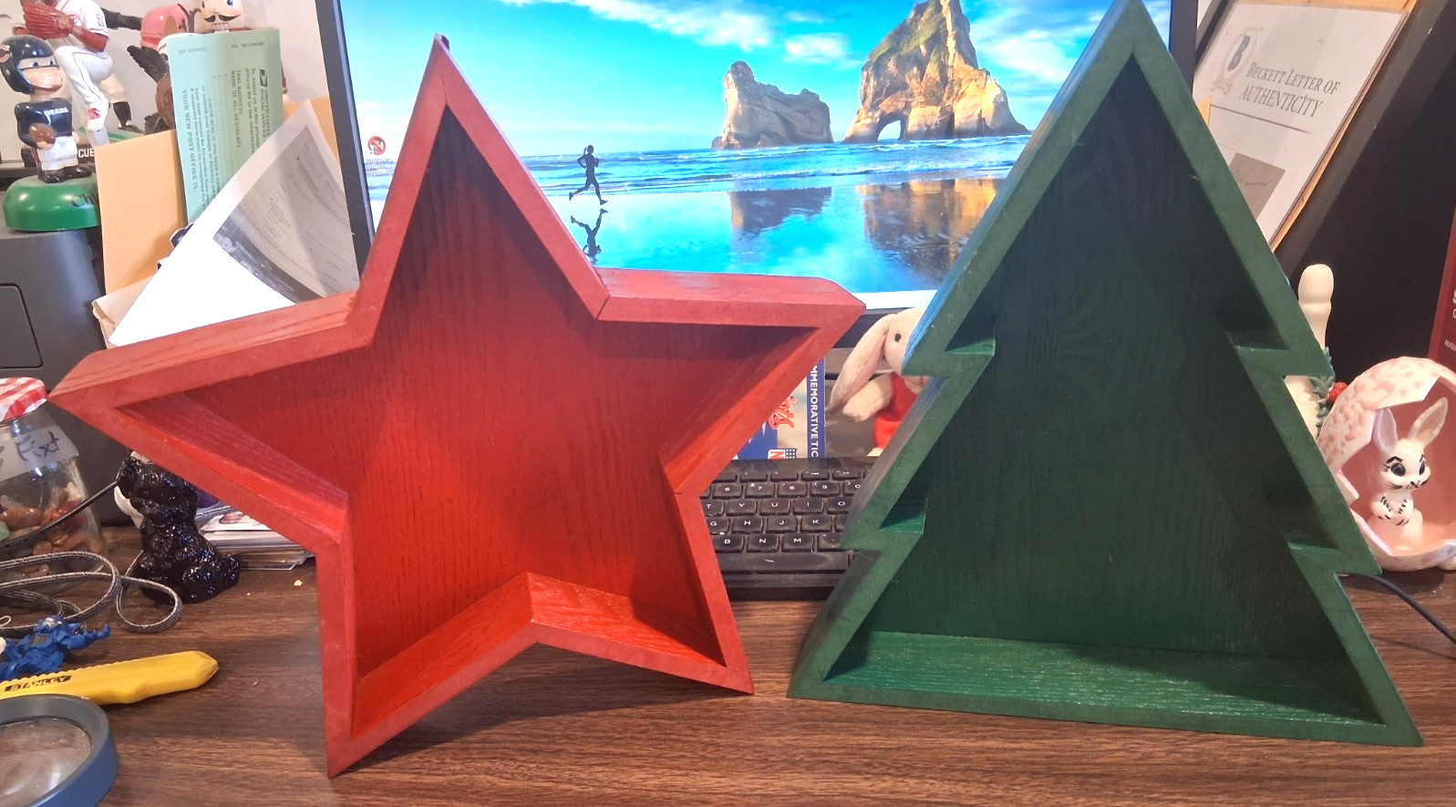 (SET OF 2) HORIZON 11″ WOODEN CARVED STAR & TREE, RED & GREEN SHAPED BOXES