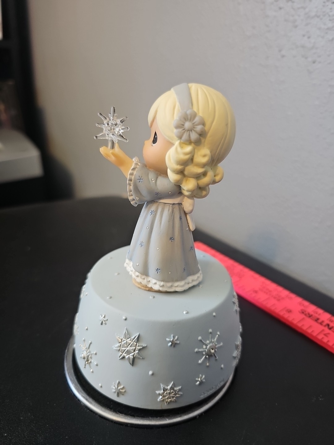 Precious Moments 890010 – 2007 Music Box “Silent Night” Girl E